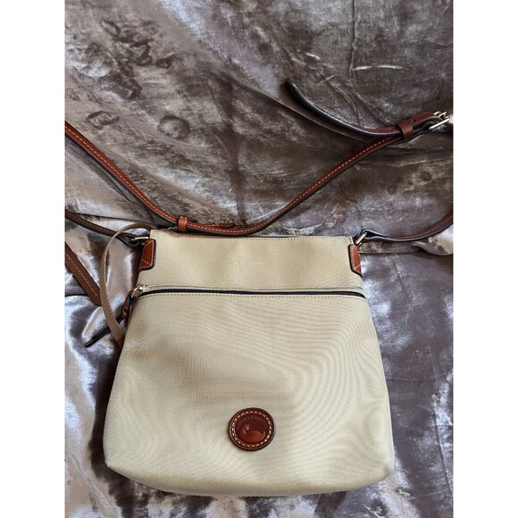 DOONEY & BOURKE CROSSBODY CANVAS TAN BAG SEE PHOTOS , VERY NICE GREAT4/TRIPS - Picture 6 of 16